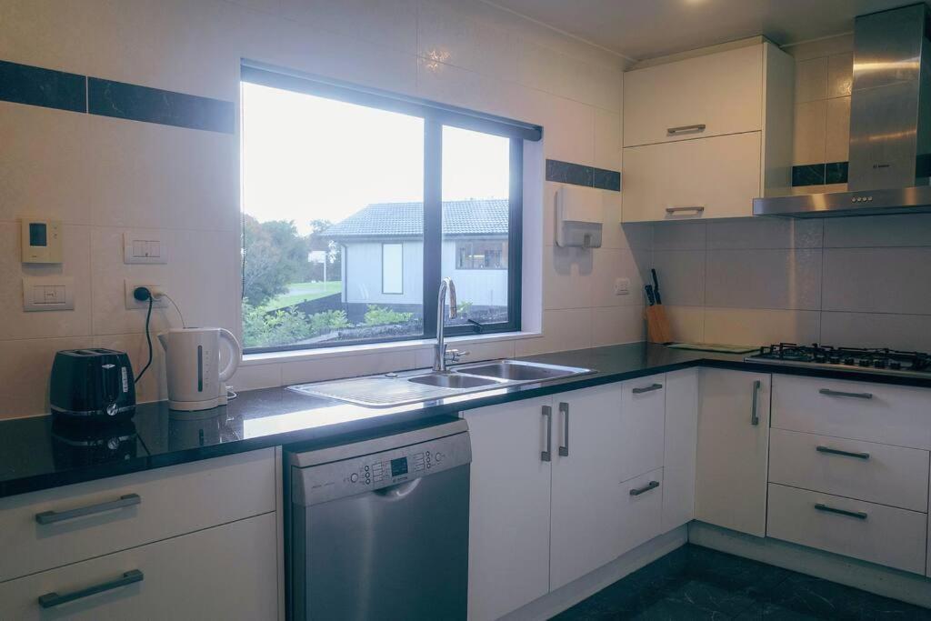 Ferienhaus Hillsborough Spacious 3br With Ensuite -12mins Frm Airport *