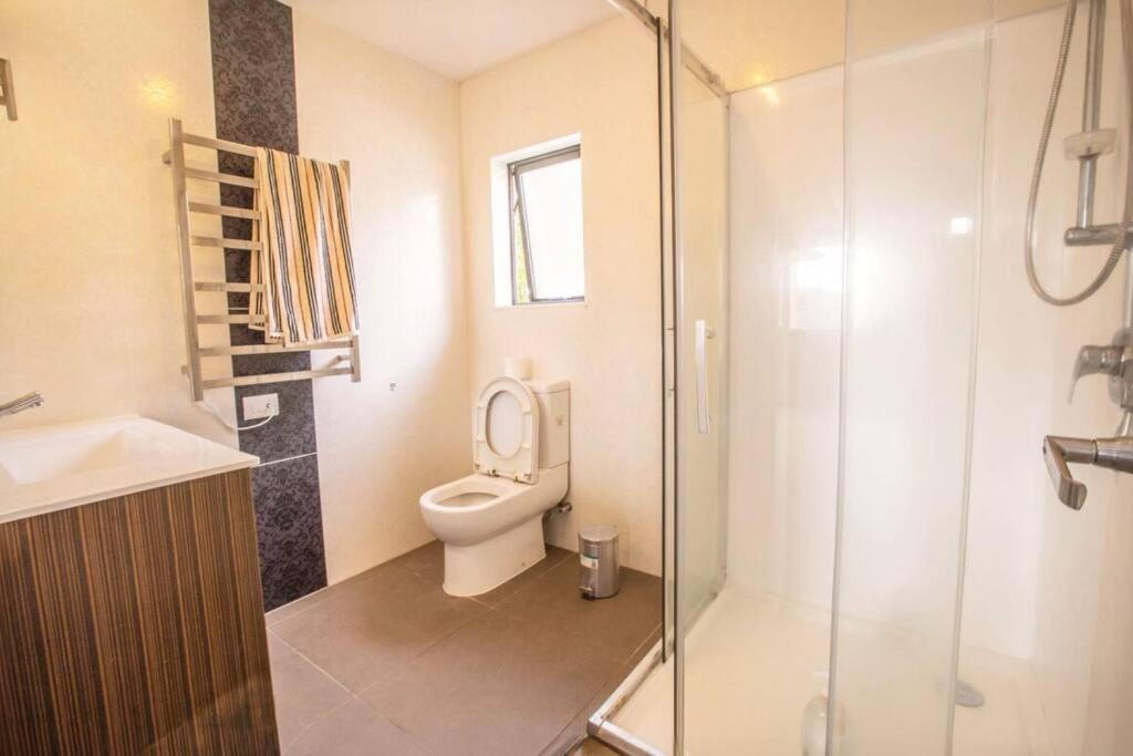 Ferienhaus Hillsborough Spacious 3br With Ensuite -12mins Frm Airport