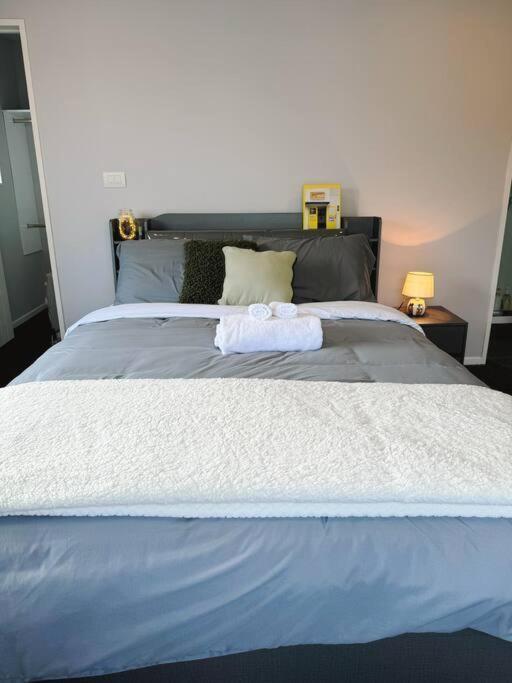 Hillsborough Spacious 3br With Ensuite -12mins Frm Airport Ferienhaus *