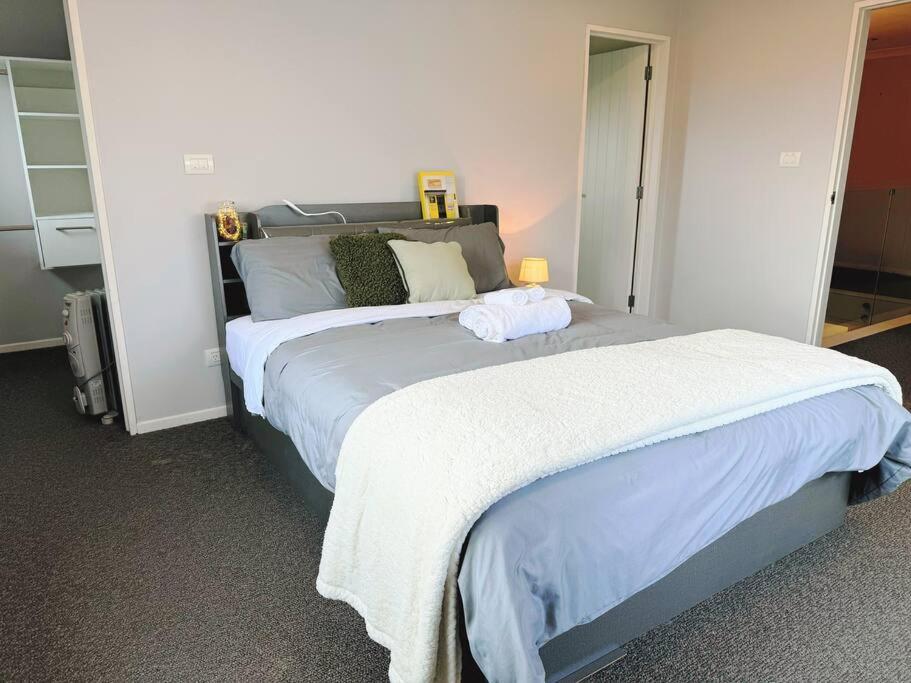 Hillsborough Spacious 3br With Ensuite -12mins Frm Airport Ferienhaus